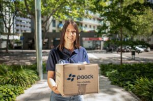 imagen de mujer con paquete de Paack logistics - logística circular para un futuro sostenible