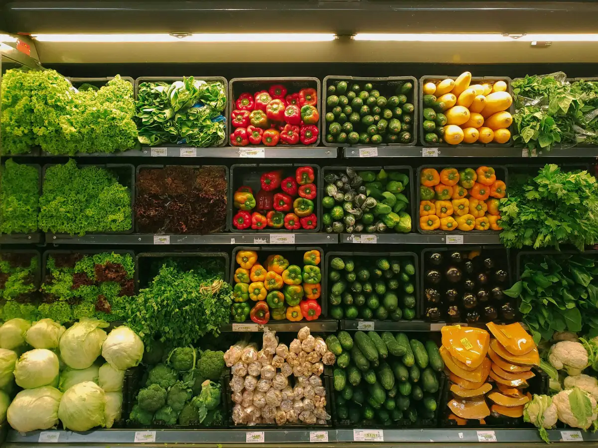 frutas y verduras en un estante que hace referencia a la logistica alimentaria